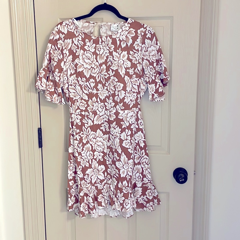 Backless, semi casual dress. Linen material. Very flattering on.